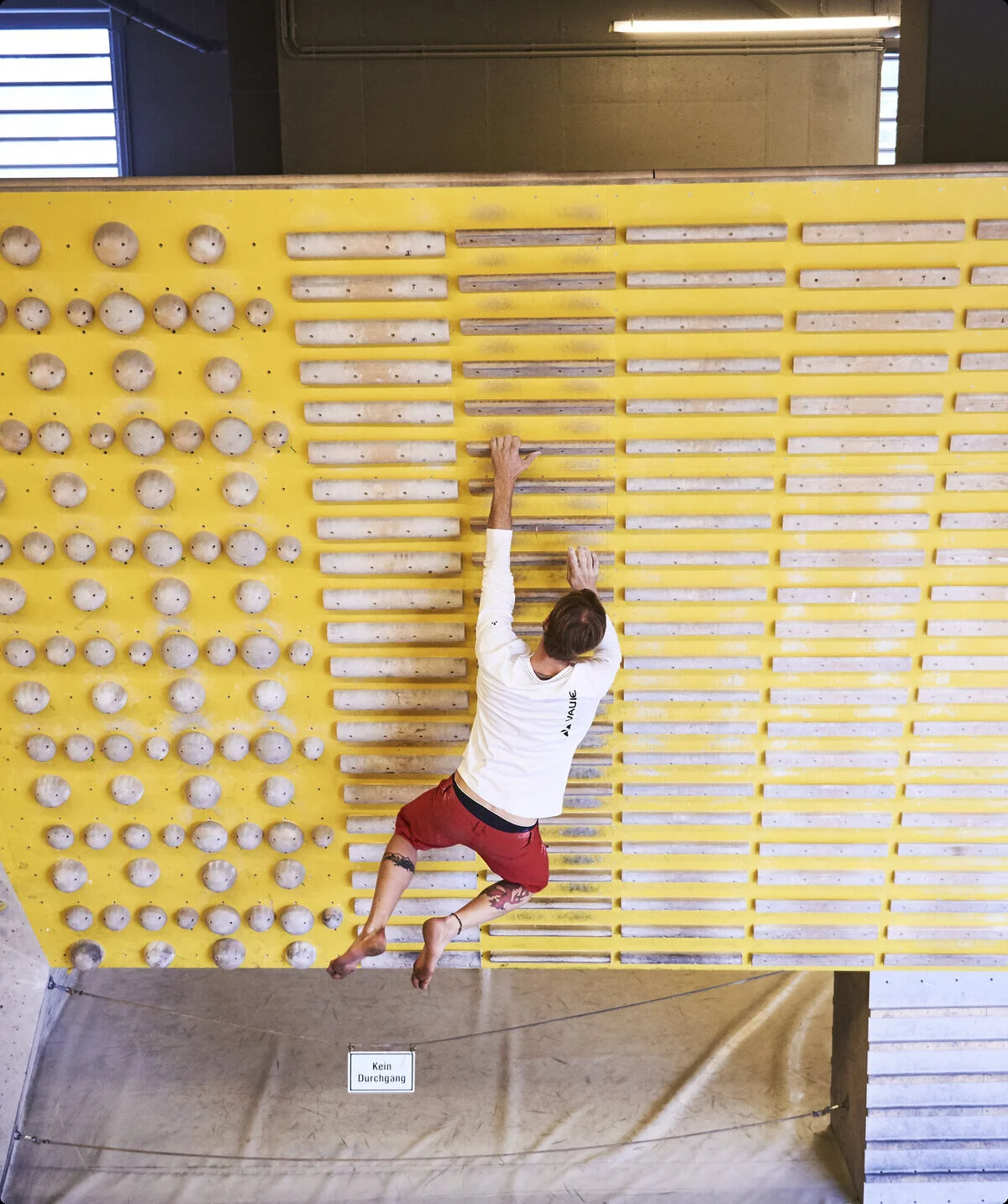 Ein Mann beim Training an einem gelben Campusboard. | © DAV/Frank Kretschmann