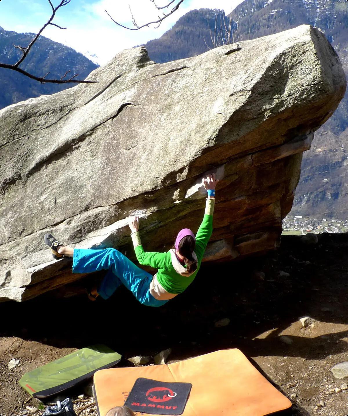 Ein Mann klettert an einem Boulderfelsen in Cresciano | © DAV/Matthias Keller